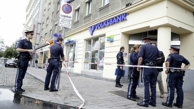 Diese Bankfiliale wurde am Dienstagnachmittag in Wien überfallen. (Bild: APA/GEORG HOCHMUTH)