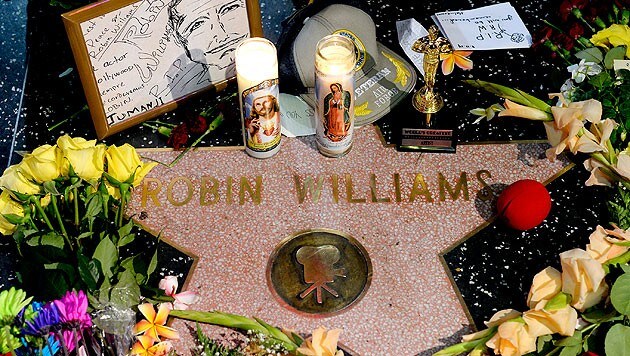 Auf dem "Walk of Fame" in Hollywood legen trauernde Fans Blumen und Abschiedsgrüße nieder. (Bild: AP/Kevork Djansezian)