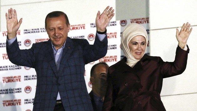 Der neue Präsident der Türkei, Recep Tayyip Erdogan, mit seiner Ehefrau Emine (Bild: AP)