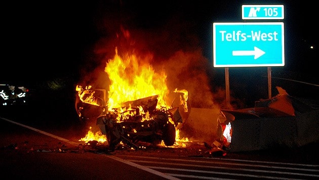 Der Wagen ging nach dem Unfall sofort in Flammen auf. (Bild: APA/ZEITUNGSFOTO.AT/LIEBL DANIEL)