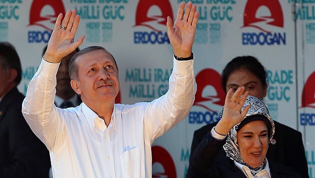 Der frischgebackene türkische Präsident Recep Tayyip Erdogan mit seiner Gattin Emine (Bild: AP)