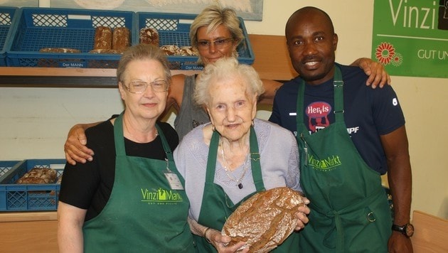 Die liebenswürdige Sissi hilft mit 90 Jahren im VinziMarkt aus. (Bild: VinziMarkt)