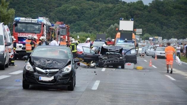 Bei der Karambolage auf der Westautobahn wurden sieben Menschen verletzt. (Bild: Einsatzdoku.at)