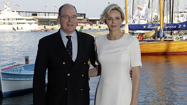 Das Fürstenpaar bei der Eröffnung eines Jachtklubs. (Bild: AP)