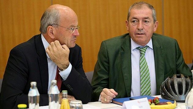 Bürgermeister Heinz (re.) und Aufsichtsratsvorsitzender Struber bei der Sondersitzung (Bild: APA/Franz Neumayr)