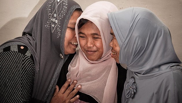 Mutter Jamaliah (links) mit der tot geglaubten Tochter (Bild: APA/EPA/Achwa Nussa)