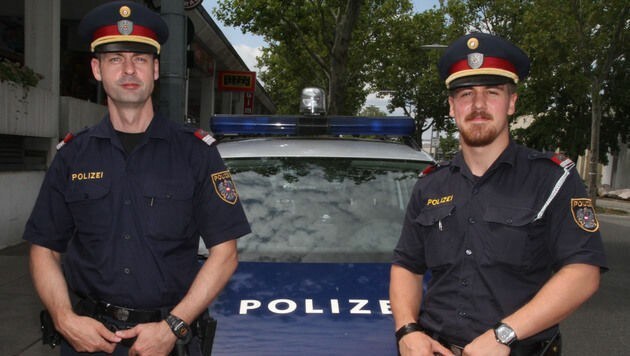 Diese beiden Polizisten stoppten einen Bankräuber, der nach dem Coup mit dem Taxi flüchten wollte. (Bild: ANDI SCHIEL)