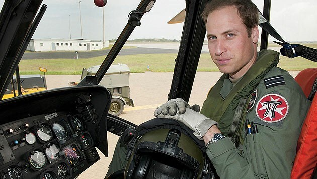 Prinz William steigt wieder in den Hubschrauber. (Bild: AP Photo/SAC Faye Storer)