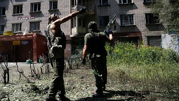 Prorussische Separatisten in der Stadt Donezk (Bild: AP)