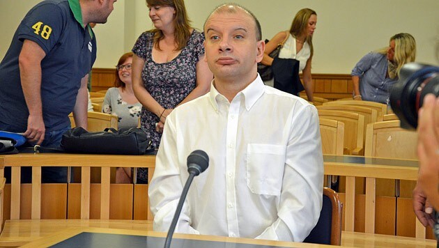 Der 42-jährige Angeklagte im Gerichtssaal (Bild: Martin A. Jöchl)