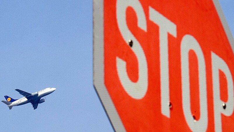 Nach dem von der Regierung angekündigten Flugverbot für Spanien, Frankreich und die Schweiz hat die Austrian Airlines umgehend bekannt gegeben, dass Flüge in die betreffenden Länder gestrichen werden. (Bild: APA/dpa/Julian Stratenschulte)