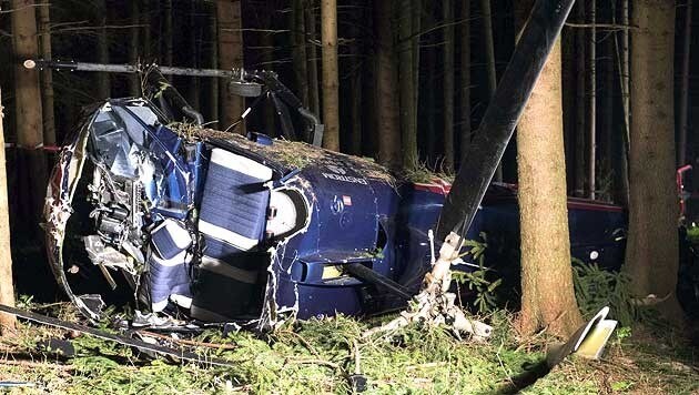 Das Wrack des abgestürzten Hubschraubers in einem Waldstück in Kirchham (Bild: APA/Werner Kerschbaummayr/foto-kerschi.at)