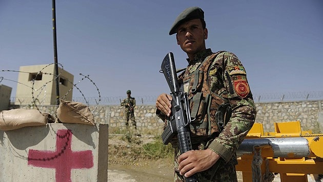 Ein afghanischer Soldat vor jener Militärakademie, in der sich die Schießerei ereignete (Bild: APA/EPA/Jawad Jalali)