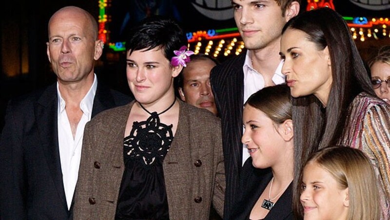 Bruce Willis, Rumer Willis, Ashton Kutcher, Scout Willis, Demi Moore und Tallulah Willis 2003. (Bild: AP Photo/Chris Weeks)