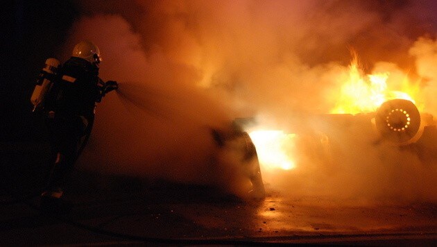 Beim Eintreffen der Feuerwehr stand das Fahrzeug in Vollbrand. (Bild: Herbert Wimmer/Pressestelle BFK Mödling)