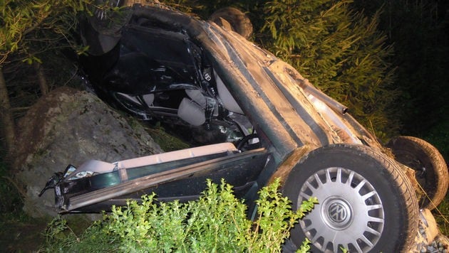 Das Unfallauto krachte auch gegen einen Felsen. (Bild: APA/ROTES KREUZ MARIAZELLERLAND/ B.L)
