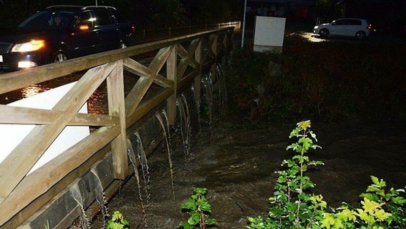 Diese Brücke in der Ramsau wurde von den Wassermassen überspült. (Bild: Einsatzdoku.at)