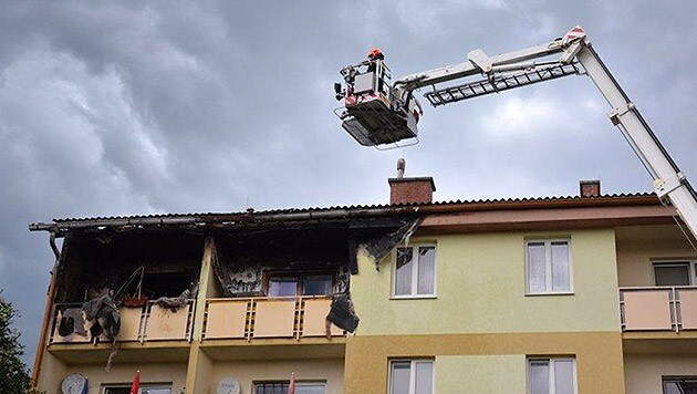 Sechs Menschen wurden beim Brand in einem Mehrparteienhaus verletzt und ins Spital gebracht. (Bild: APA/EINSATZDOKU.AT)