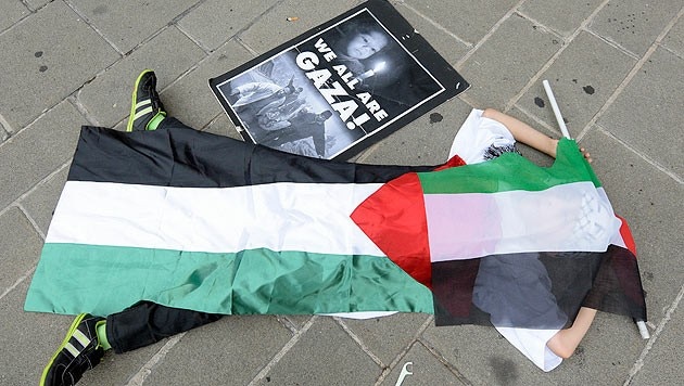 Gaza-Flashmob vor der Staatsoper in Wien (Bild: APA/Hans Punz)