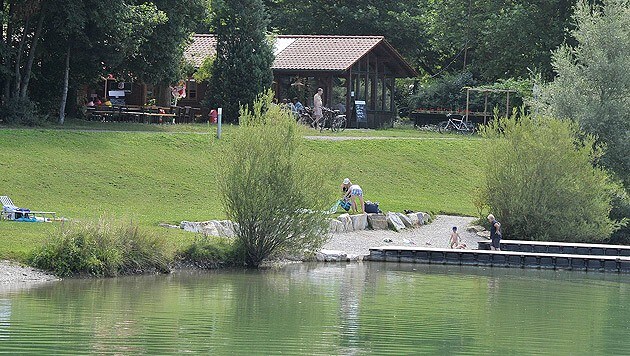 Am Ebersdorfer See brach die 32-Jährige plötzlich zusammen. (Bild: Paul Plutsch)