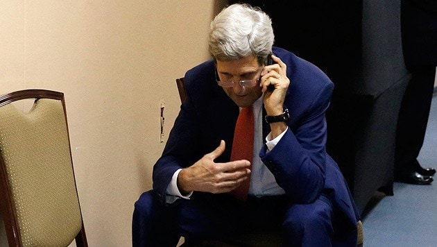 US-Außenminister John Kerry telefoniert und der israelische Geheimdienst hört mit. (Bild: AP)