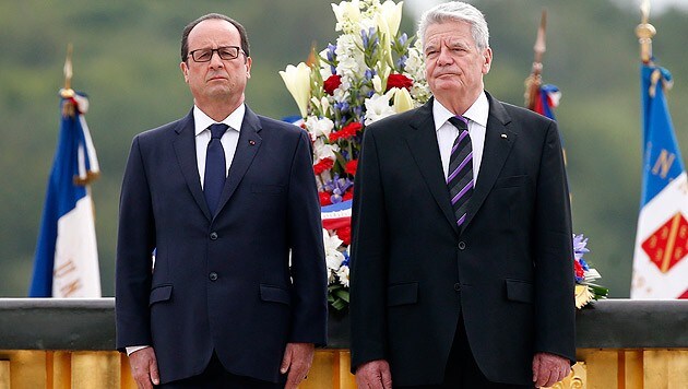 Aus Feinden wurden Freunde: Die Staatschefs von Frankreich und Deutschland, Hollande und Gauck. (Bild: AP)
