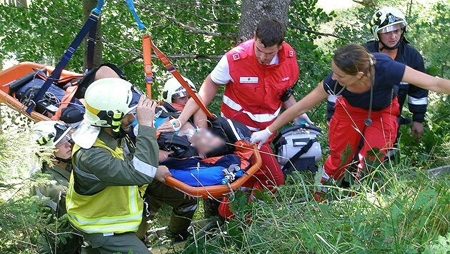 Die Rettung der Schwerverletzten gestaltete sich für die Helfer nicht einfach. (Bild: APA/FF HOHENBERG/OBI SIEGFRIED WARTA)