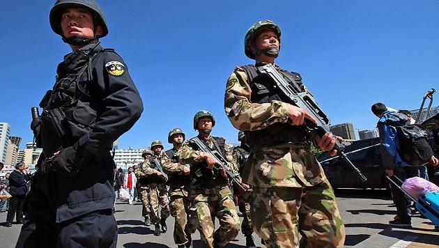 Die Sicherheitskräfte in Chinas Unruheprovinz Xinjiang sind in erhöhter Alarmbereitschaft. (Bild: APA/EPA Yu Li)