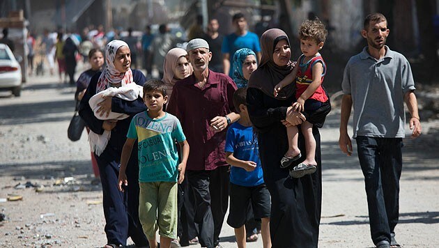 Palästinensische Zivilisten hatten nur wenig Zeit, ihr Hab und Gut in Sicherheit zu bringen. (Bild: AP)