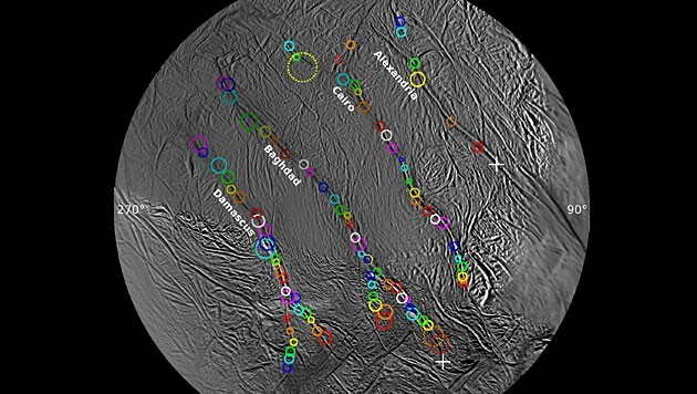 Die Karte zeigt 98 der zurzeit aktiven 101 Geysire auf Enceladus. (Bild: NASA/Cassini Mission)