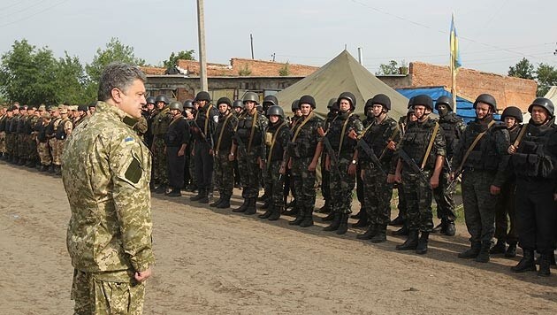 Präsident Petro Poroschenko schwört seine Armee auf den Kampf in der Ostukraine ein. (Bild: AP)