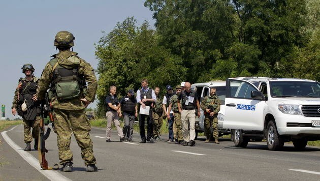 OSZE-Team kurz nach Beginn des Einsatzes (2014) (Bild: APA/EPA/EVERT-JAN DANIELS)