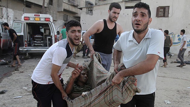 Verletzter Palästinenser nach Angriff der israelischen Luftwaffe (Bild: APA/EPA/Sameh Rahmi)