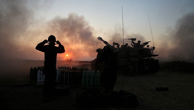 Israelische Artillerie feuert auf Ziele im Gazastreifen (Bild: APA/EPA/Abir Sultan)