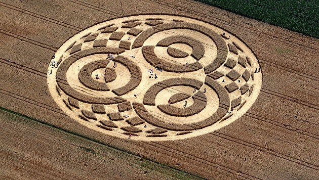 Kornkreis in einem Weizenfeld bei Raisting (Bayern) (Bild: APA/dpa/Josef Hildenbrand)
