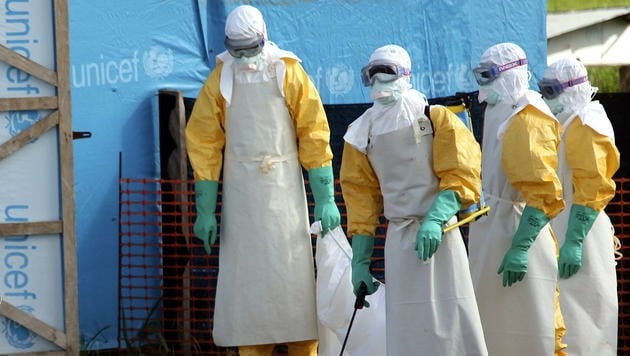 Ärzte in Liberia im Kampf gegen das Ebola-Virus (Bild: APA/EPA/AHMED JALLANZO)