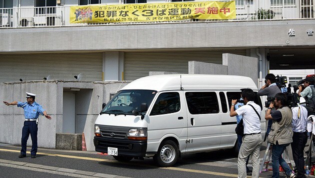 Die Schülerin wird nach der Vernehmung von der Polizeistation weggeführt. (Bild: AFP)