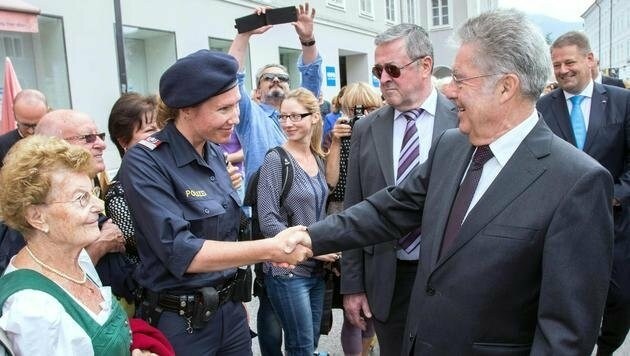 Bundespräsident Heinz Fischer begrüßt Zaungäste. (Bild: APA/NEUMAYR/MMV)