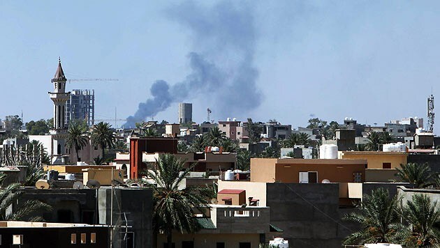 Rauchwolken über dem Flughafen von Tripolis zeugen von den heftigen Kämpfen um den Airport. (Bild: APA/EPA/SABRI ELMHEDWI)