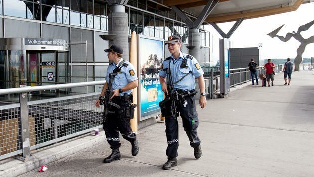 Polizisten patrouillieren rund um den Osloer Flughafen. (Bild: AP)