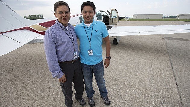 Haris mit seinem Vater vor dem Abflug (Bild: AP)