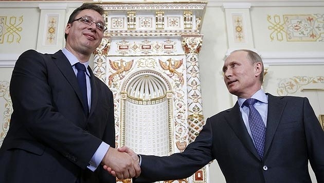 Serbiens Premier Vucic verbindet ein freundschaftliches Verhältnis mit Kremlchef Putin. (Bild: APA/EPA/MAXIM SHIPENKOV)