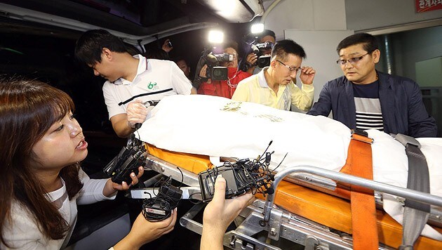 Yoos Leiche wird zur gerichtsmedizinischen Untersuchung in Seoul gebracht. (Bild: APA/EPA/Yonhap)