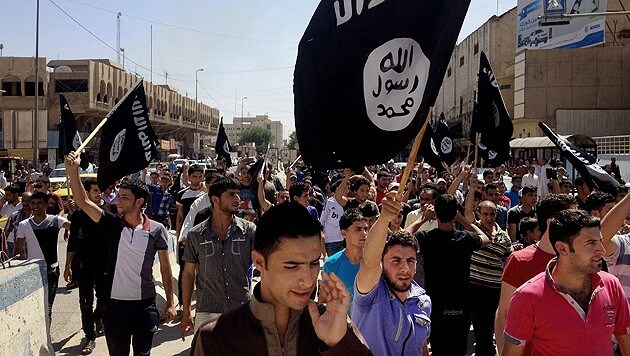 ISIS-Anhänger demonstrieren in Mossul. (Bild: AP)