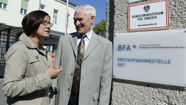 Innenministerin Johanna Mikl-Leitner mit dem Leiter der Erstaufnahmestelle Ost, Franz Schabhüttl (Bild: APA/ROBERT JAEGER)