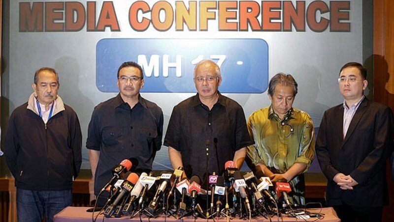 Malaysischer Regierungschef Najib Razak (Mitte) und einige seiner Minister bei einer Pressekonferenz (Bild: APA/EPA/Ahmad Yusni)