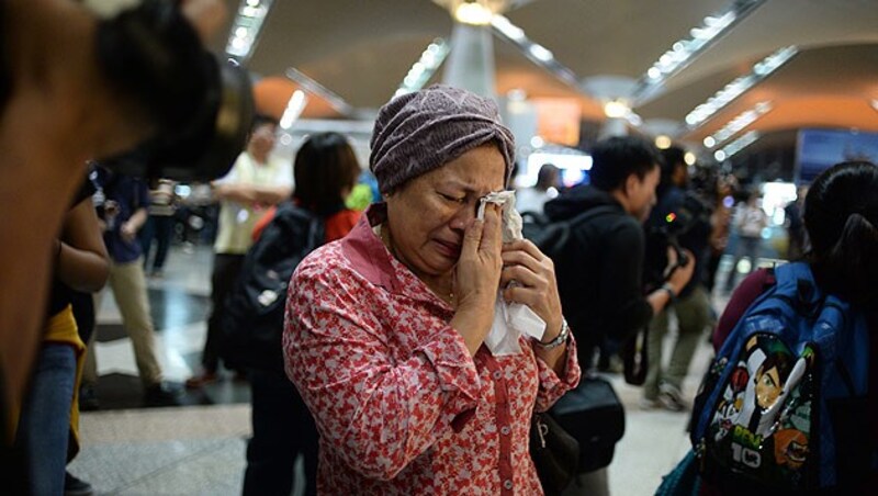 Trauernde Angehörige auf dem Flughafen von Kuala Lumpur (Bild: AP)