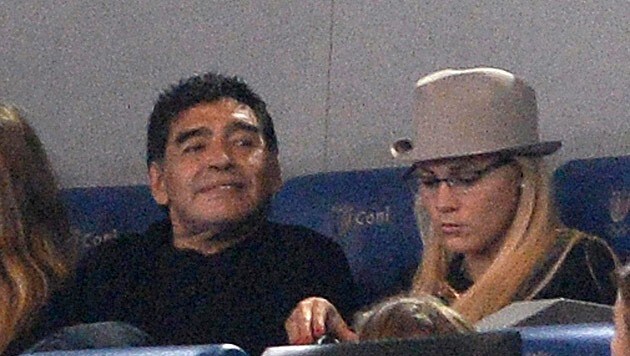 Fußballlegende Diego Maradona mit seiner damaligen Freundin Rocio Oliva im Jahr 2013 (Bild: EPA)