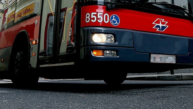 Das Opfer war nach der Tat in einen Wiener Linienbus gestiegen. (Bild: APA/Georg Hochmuth)
