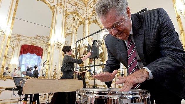 Bundespräsident Fischer beweist Rhythmusgefühl an der Trommel. (Bild: APA/Herbert Neubauer)